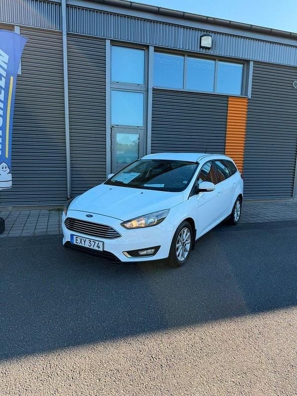 Vit Begagnad 2015 Ford Focus Titanium Kombi | 69 900 kr (Bra pris) - Bild 1/4