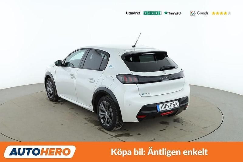 Begagnad Peugeot e-208 Allure 100 kW (137 HK) 2022 Vit Halvkombi
