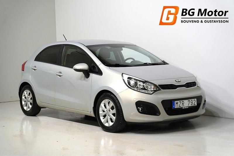 Ljusbrun Begagnad 2012 Kia Rio Halvkombi | 99 900 kr (Dyr) - Bild 1/4