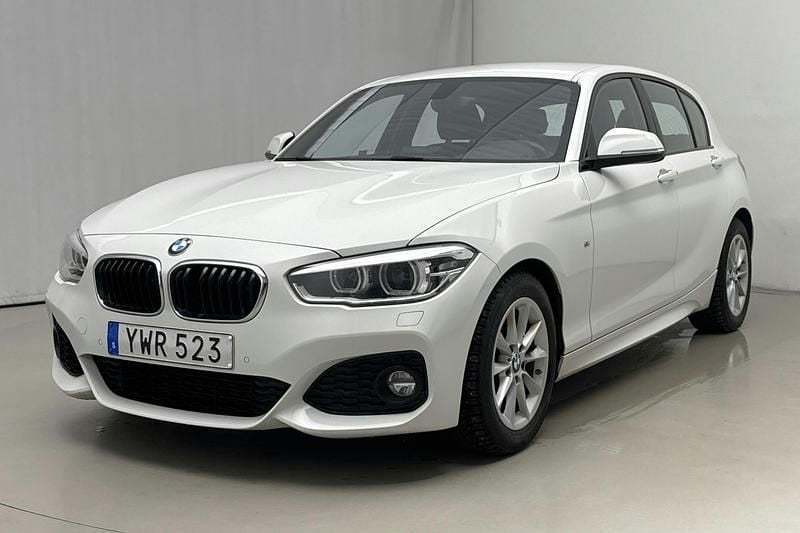 Vit Begagnad 2019 BMW 118 Shadowline Halvkombi | 140 000 kr (Bra pris) - Bild 1/4