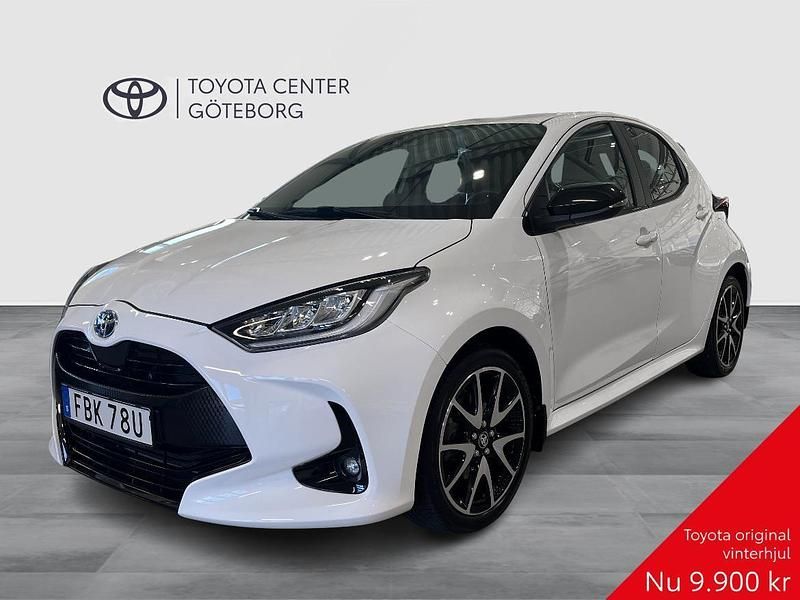 Vit Begagnad 2022 Toyota Yaris Hybrid Style Halvkombi | 219 900 kr (Marknadspris) - Bild 1/2