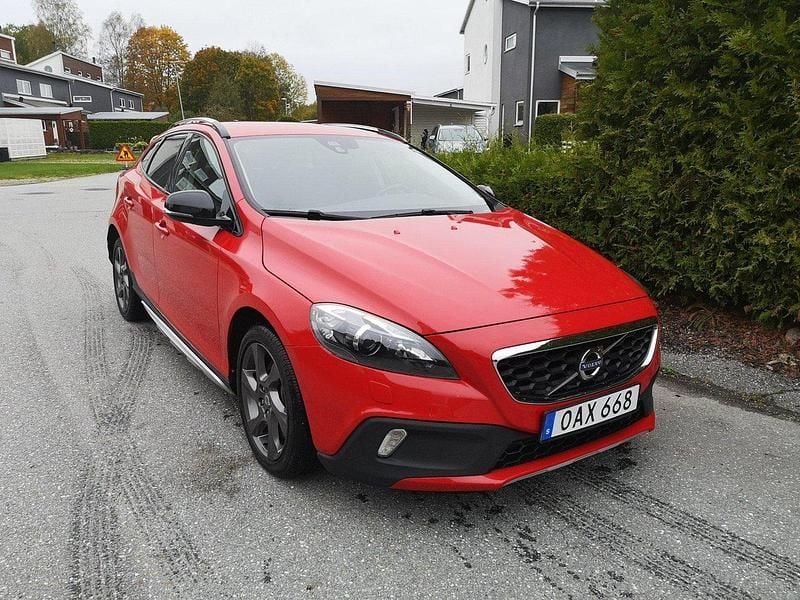 Röd Begagnad 2014 Volvo V40 CC Momentum Kombi | 145 000 kr (Bra pris) - Bild 1/4
