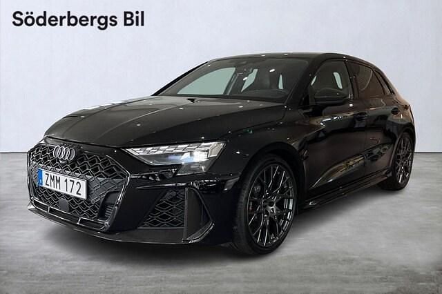 Svart (mytsvart metallic) Ny 2024 Audi RS3 Sportback Sport Halvkombi | 779 000 kr (Marknadspris) - Bild 1/4