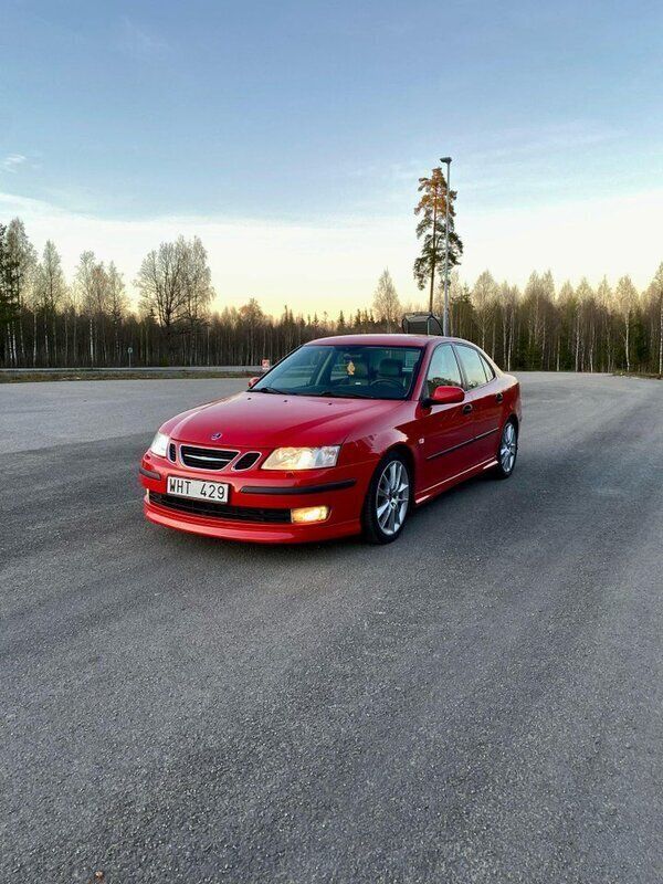 Röd Begagnad 2005 Saab 9-3 Aero Sedan | 59 000 kr (Marknadspris) - Bild 1/4