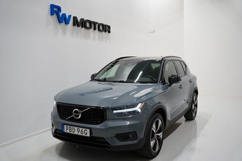 Grå Begagnad 2021 Volvo XC40 R-Design SUV | 299 900 kr (Marknadspris) - Bild 1/4