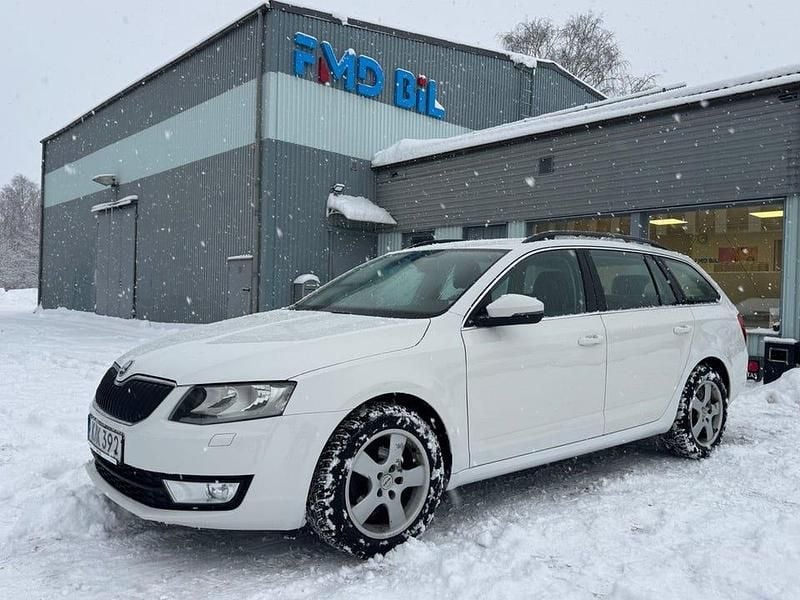 Vit Begagnad 2015 Skoda Octavia Ambition Kombi | 99 700 kr (Marknadspris) - Bild 1/4