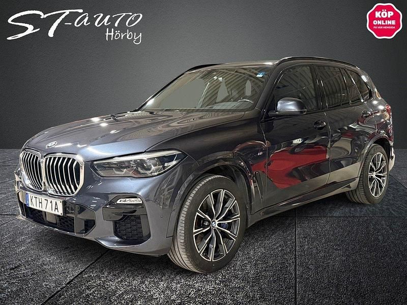 Grå Begagnad 2019 BMW X5 M Sport SUV | 499 900 kr (Marknadspris) - Bild 1/4