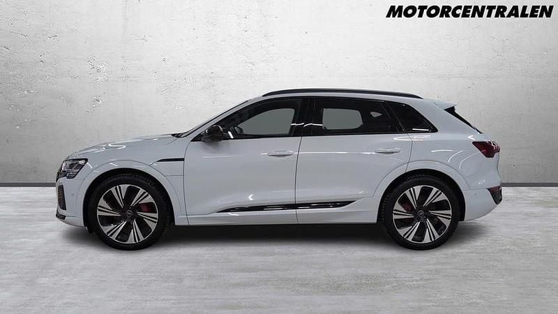 Begagnad Audi Q8 e-tron S-Line 303 kW (413 HK) 2024 Vit SUV