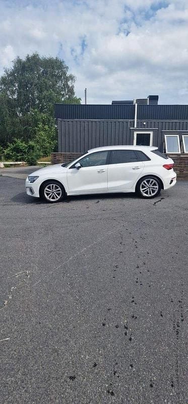 Vit Begagnad 2022 Audi A3 Sportback Comfort Halvkombi | 255 000 kr (Marknadspris) - Bild 1/3