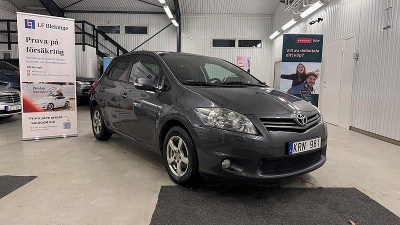 Grå Begagnad 2010 Toyota Auris Sport | 61 900 kr (Marknadspris) - Bild 1/4