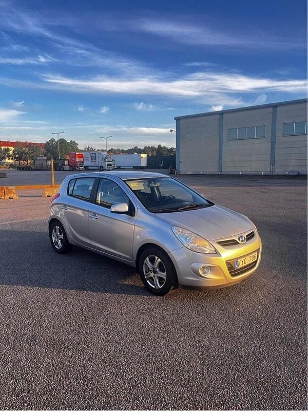 Silver Begagnad 2011 Hyundai i20 Select Halvkombi | 38 500 kr (Bra pris) - Bild 1/4