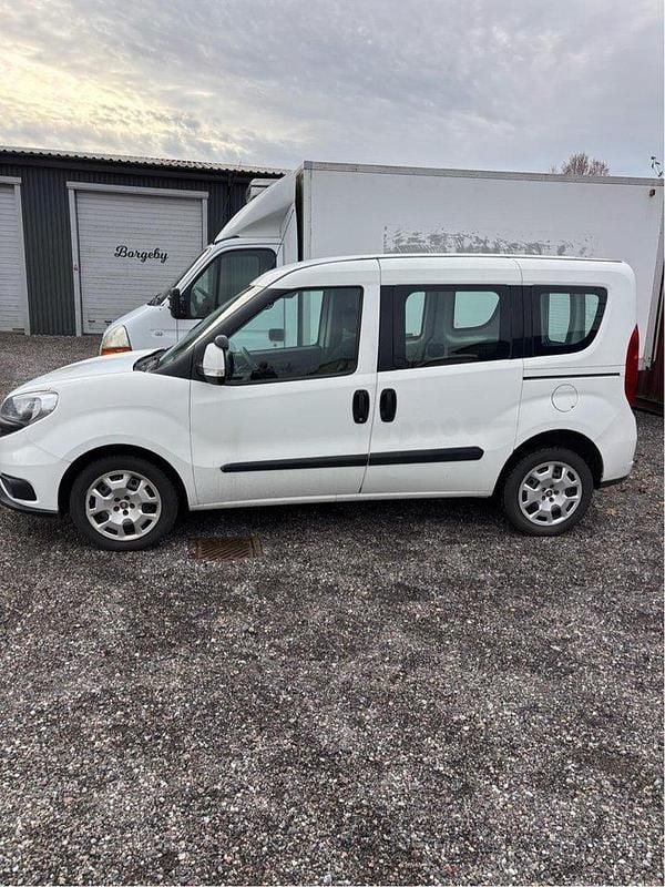 Vit Begagnad 2016 Fiat Doblò Minibuss | 39 900 kr (Marknadspris) - Bild 1/4