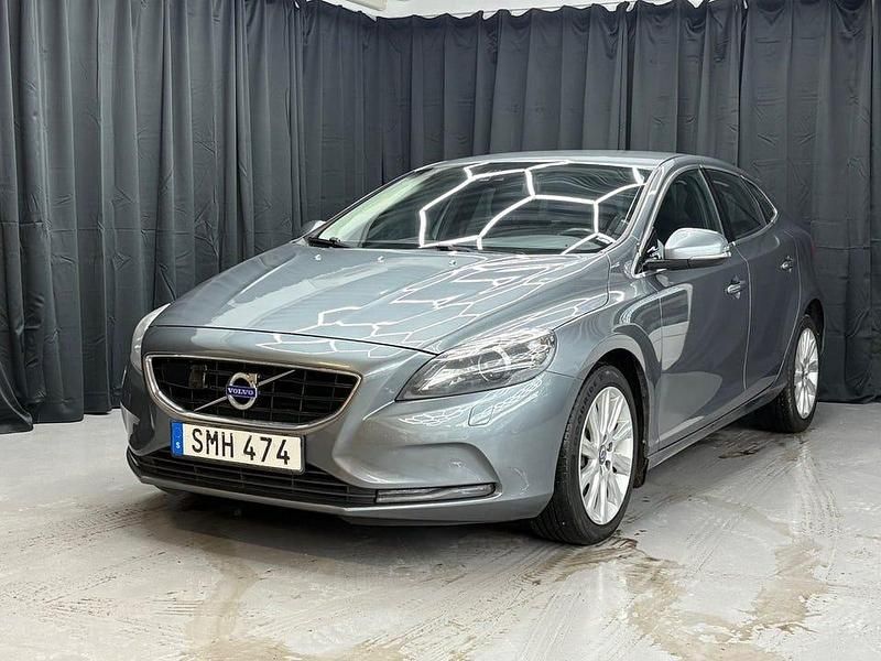 Grå Begagnad 2015 Volvo V40 Momentum Kombi | 124 900 kr (Marknadspris) - Bild 1/4