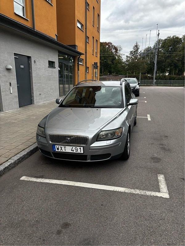 Silver Begagnad 2006 Volvo V50 Kombi | 29 000 kr (Marknadspris) - Bild 1/4