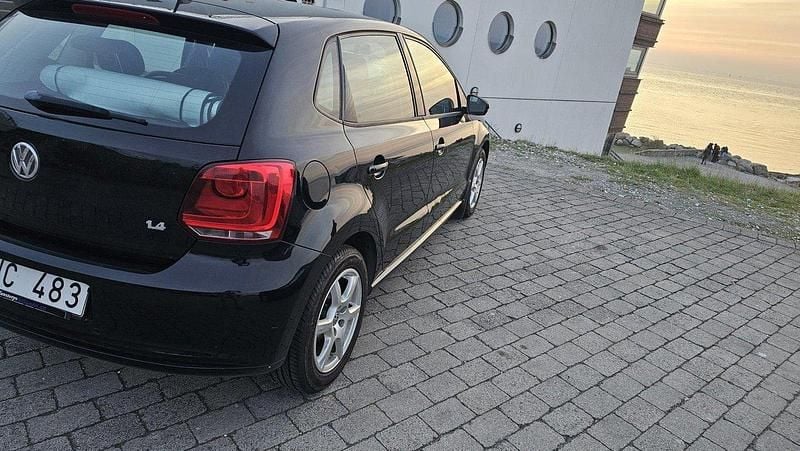 Svart Begagnad 2014 VW Polo Halvkombi | 70 000 kr (Bra pris) - Bild 1/4