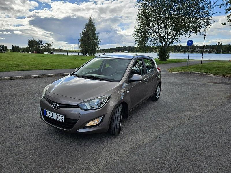 Brun Begagnad 2013 Hyundai i20 Select Halvkombi | 64 500 kr (Lite dyr) - Bild 1/4