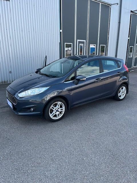 Grå Begagnad 2015 Ford Fiesta Titanium Halvkombi | 52 900 kr (Marknadspris) - Bild 1/4