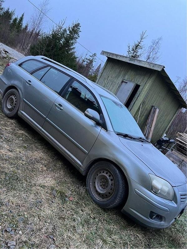 Grå Begagnad 2007 Toyota Avensis Kombi | 18 000 kr (Bra pris) - Bild 1/4