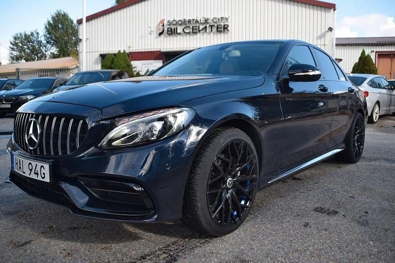 Mörkblå Begagnad 2015 Mercedes C63 AMG Sedan | 279 900 kr - Bild 1/4