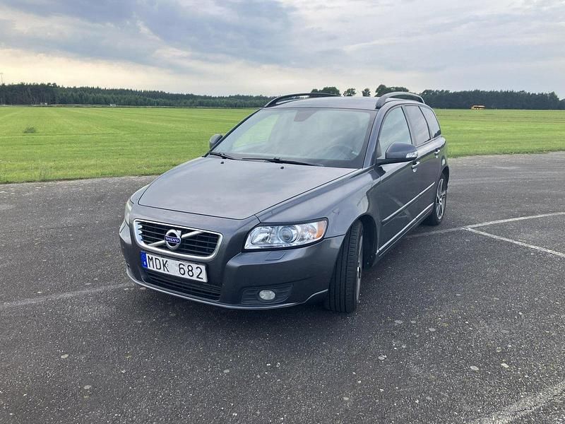 Grå Begagnad 2012 Volvo V50 Momentum Kombi | 29 500 kr (Lite dyr) - Bild 1/4