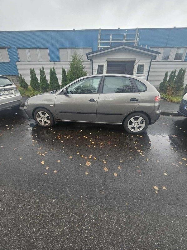 Grå Begagnad 2005 Seat Ibiza Halvkombi | 9 500 kr (Superpris) - Bild 1/4