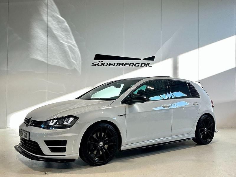 Vit Begagnad 2015 VW Golf VII R Halvkombi | 259 900 kr (Dyr) - Bild 1/4