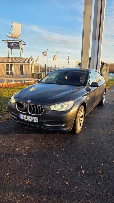 Grå merallic Begagnad 2010 BMW 530 Gran Turismo Halvkombi | 85 000 kr (Marknadspris) - Bild 1/4