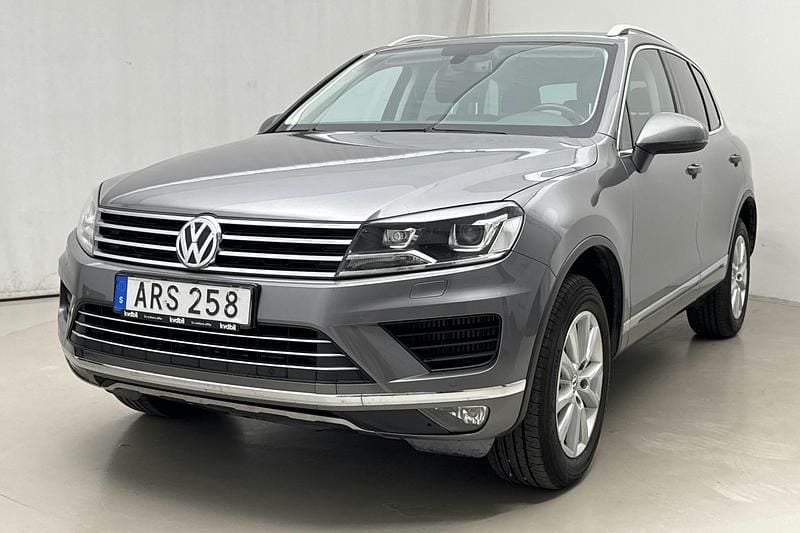 Grå Begagnad 2016 VW Touareg Style SUV | 212 000 kr (Marknadspris) - Bild 1/4