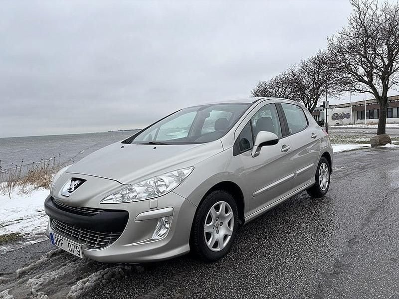 Grå Begagnad 2009 Peugeot 308 Halvkombi | 59 900 kr (Marknadspris) - Bild 1/4