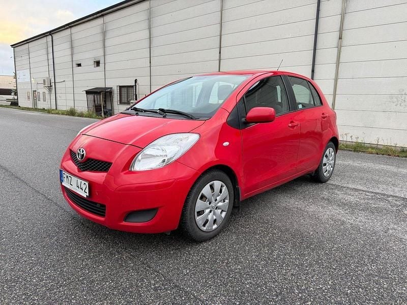 Röd Begagnad 2009 Toyota Yaris Halvkombi | 74 900 kr (Marknadspris) - Bild 1/4