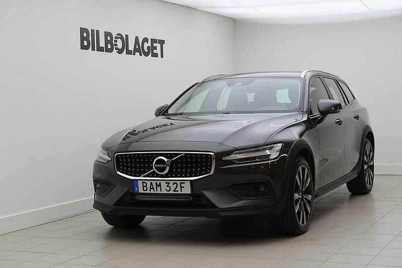 Mörkgrå Begagnad 2020 Volvo V60 CC Kombi | 274 800 kr (Marknadspris) - Bild 1/4
