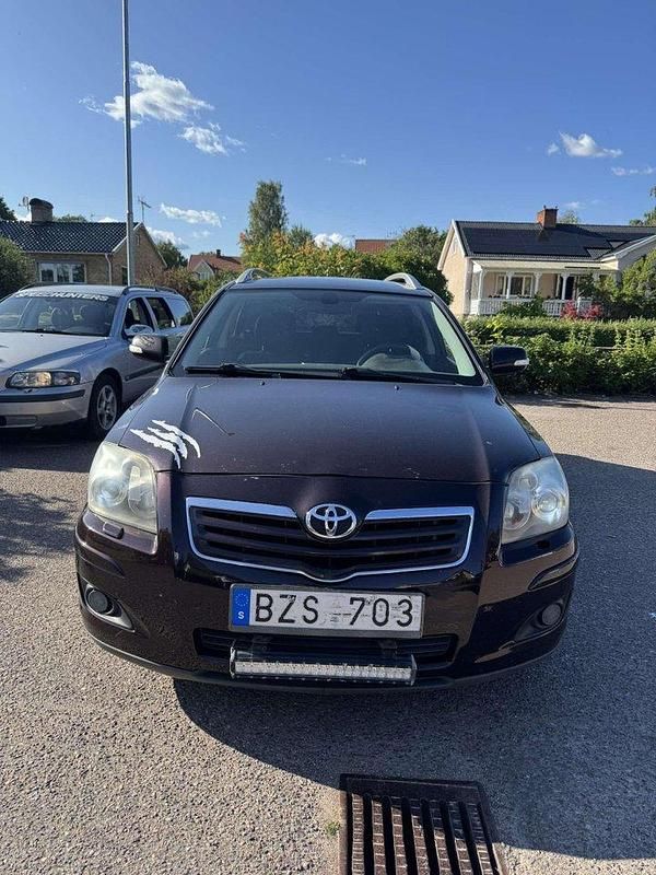 Röd Begagnad 2006 Toyota Avensis Kombi | 18 000 kr (Superpris) - Bild 1/4