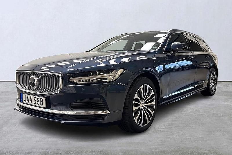 Mörkblå Begagnad 2022 Volvo V90 Core Kombi | 389 900 kr (Marknadspris) - Bild 1/4