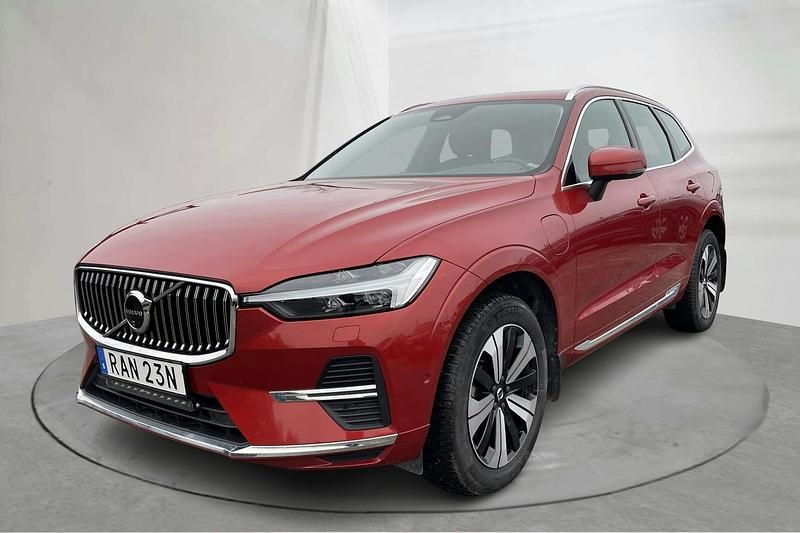 Röd Begagnad 2024 Volvo XC60 Plus SUV | 469 900 kr (Marknadspris) - Bild 1/4