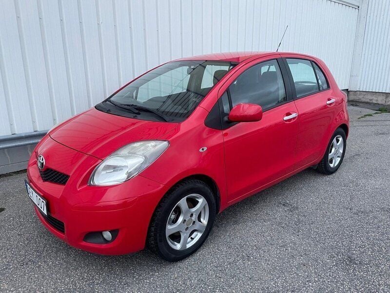 Röd Begagnad 2011 Toyota Yaris Halvkombi | 54 500 kr (Marknadspris) - Bild 1/4