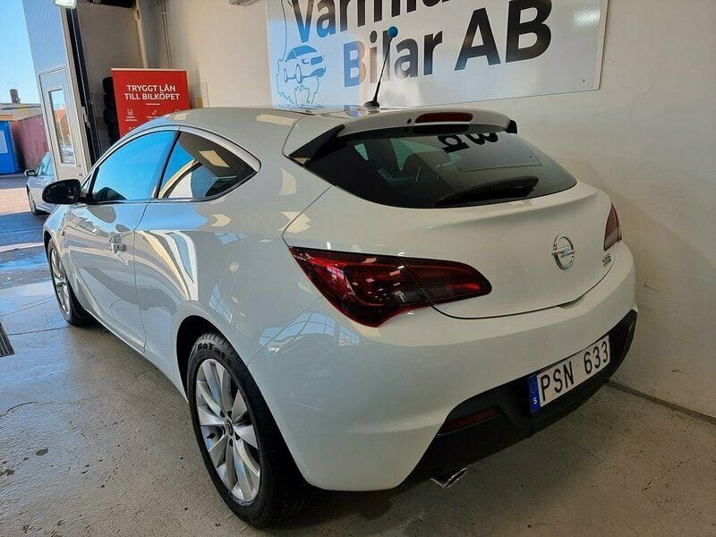 Begagnad Opel Astra GTC 141 HK (103 kW) 2011 Vit Halvkombi