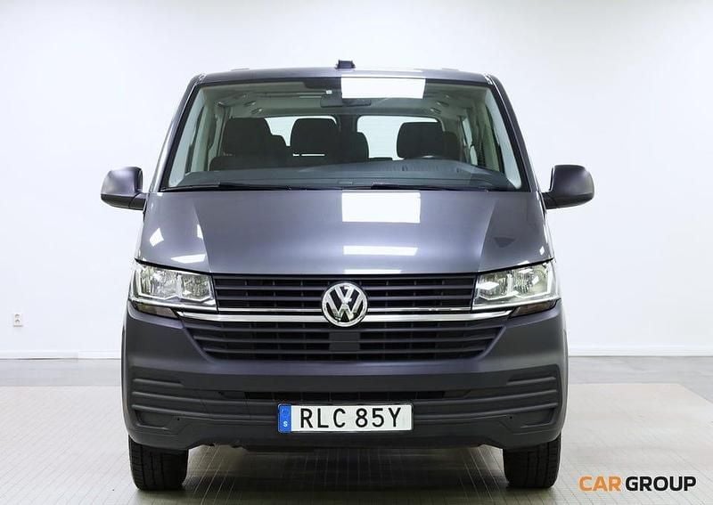 Grå Begagnad 2020 VW Caravelle Trendline Minibuss | 369 900 kr (Marknadspris) - Bild 1/4
