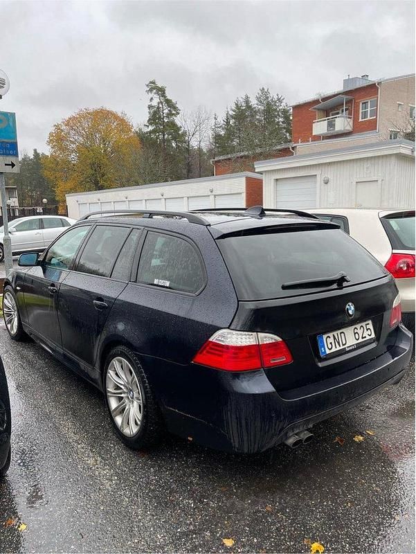 Svart Begagnad 2008 BMW 525 M Sport Kombi | 52 500 kr (Marknadspris) - Bild 1/4