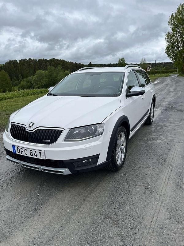 Begagnad 2015 Skoda Octavia Scout Kombi | 119 000 kr (Marknadspris) - Bild 1/4