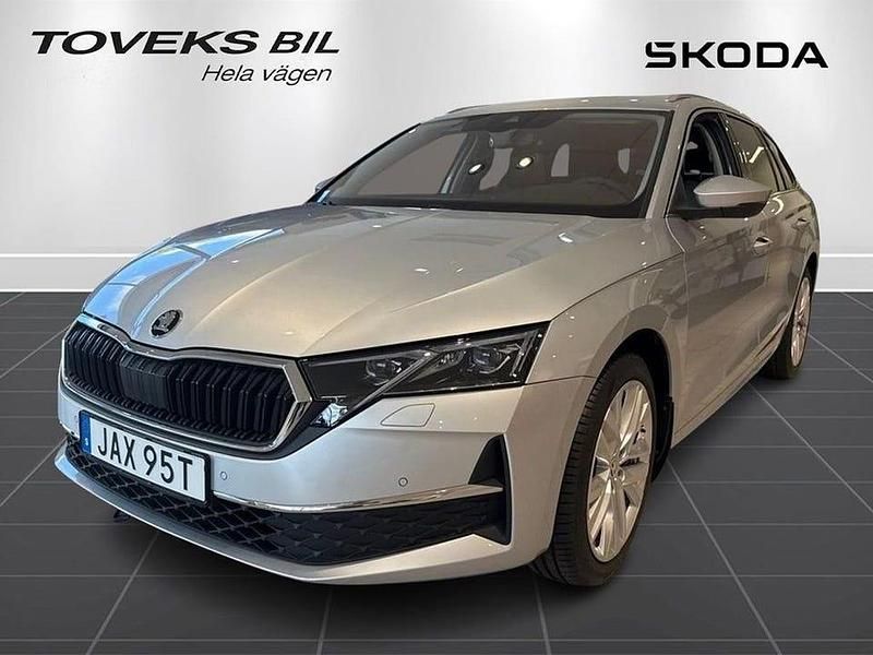 Silver (brilliant silver metallic) Ny 2025 Skoda Octavia Kombi | 348 900 kr (Bra pris) - Bild 1/4