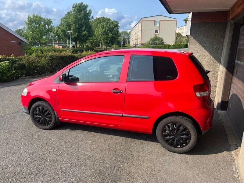 Röd Begagnad 2006 VW Fox Halvkombi | 16 500 kr - Bild 1/4