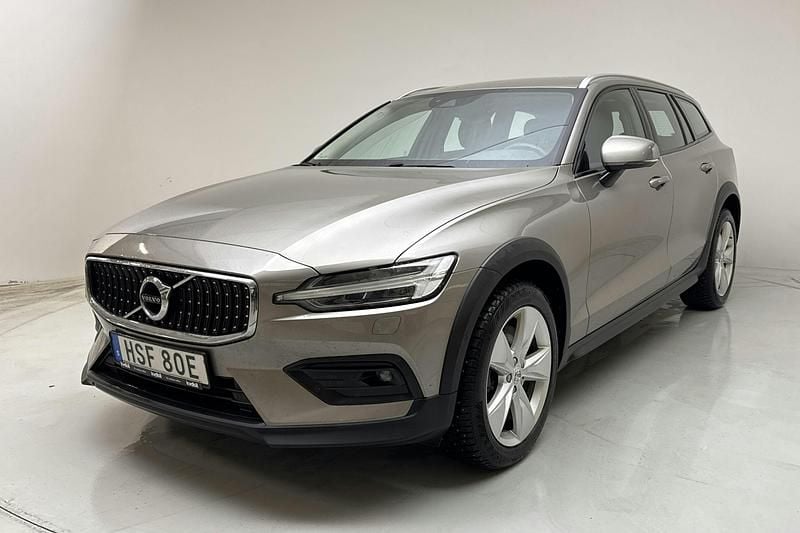 Grå Begagnad 2021 Volvo V60 CC Kombi | 258 000 kr (Superpris) - Bild 1/4