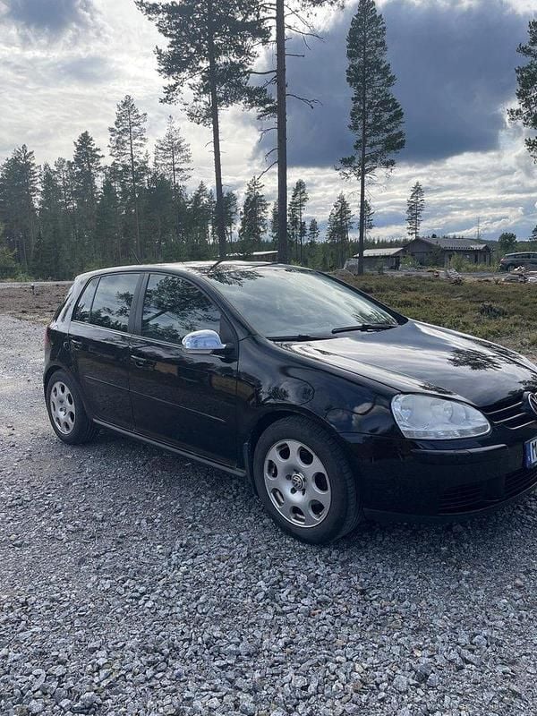 Svart Begagnad 2009 VW Golf Halvkombi | 49 000 kr (Lite dyr) - Bild 1/4