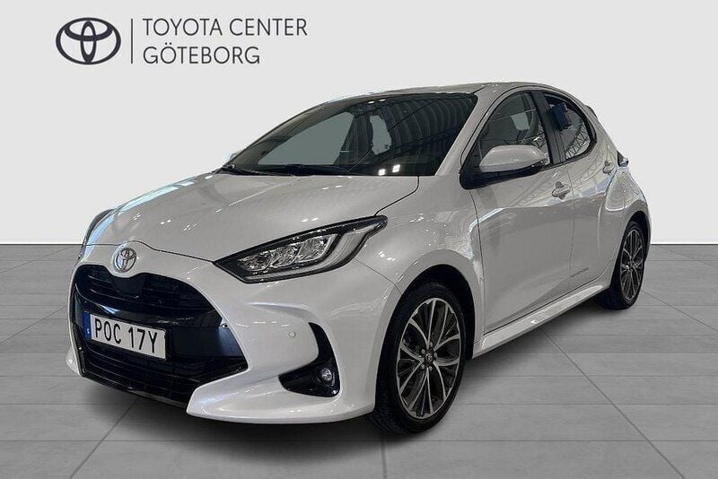 Vit Begagnad 2024 Toyota Yaris Hybrid Style Halvkombi | 284 900 kr (Marknadspris) - Bild 1/3