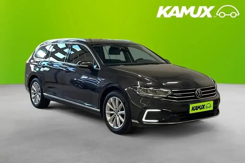 Silver/grå Begagnad 2021 VW Passat GTE Kombi | 194 800 kr (Bra pris) - Bild 1/4