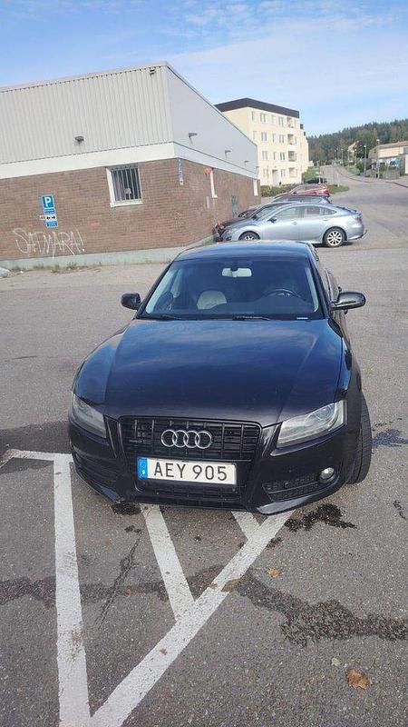 Svart Begagnad 2010 Audi A5 Sportback Comfort Halvkombi | 98 000 kr (Marknadspris) - Bild 1/4
