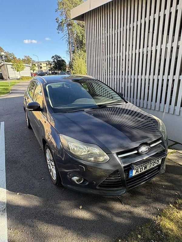 Grå Begagnad 2012 Ford Focus Titanium Kombi | 32 900 kr (Bra pris) - Bild 1/4
