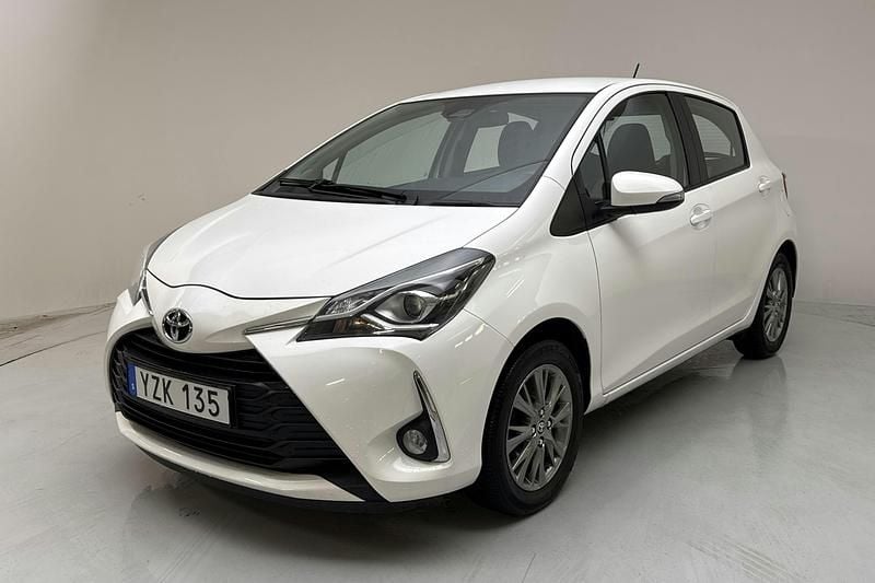 Vit Begagnad 2018 Toyota Yaris Active | 124 800 kr (Marknadspris) - Bild 1/4