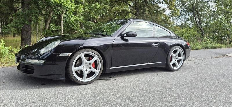 Svart Begagnad 2005 Porsche 911 Carrera S Sportkupé | 350 000 kr - Bild 1/4