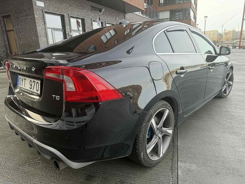 Svart Begagnad 2012 Volvo S60 R-Design Sedan | 84 000 kr (Bra pris) - Bild 1/4